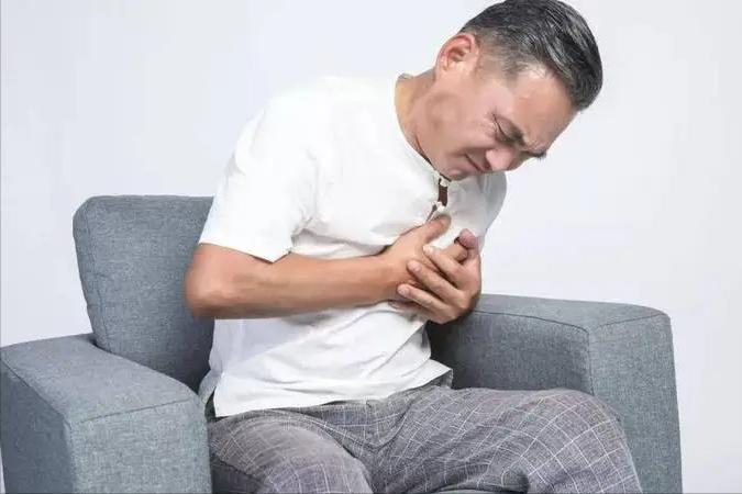 游泳腿怎么正确打水_游泳不规则打腿_游泳打腿的标准动作