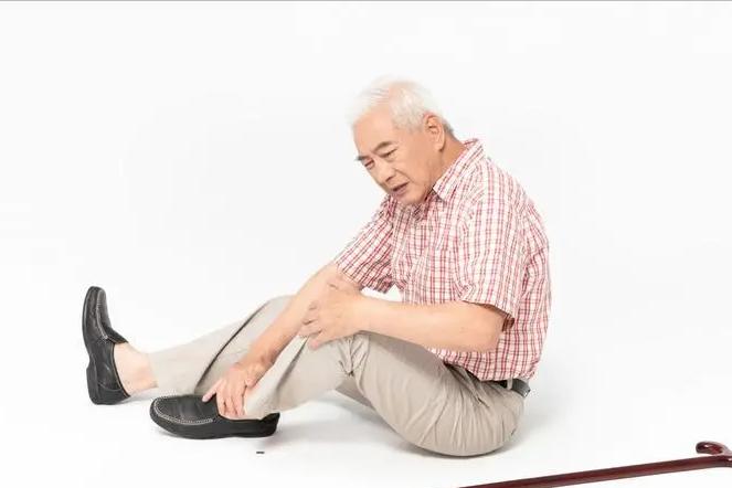 游泳不规则打腿_游泳腿怎么正确打水_游泳打腿的标准动作