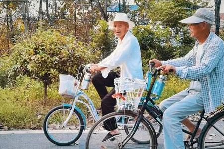 游泳不规则打腿_游泳腿怎么正确打水_游泳打腿的标准动作