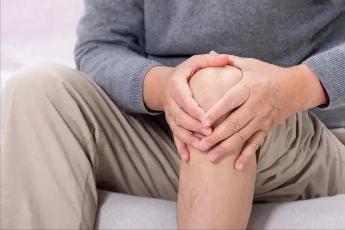 游泳腿怎么正确打水_游泳打腿的标准动作_游泳不规则打腿