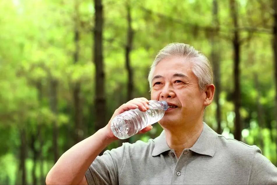 游泳腿怎么正确打水_游泳不规则打腿_游泳打腿的标准动作
