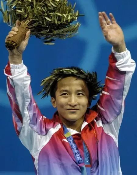 举重运动员男子第一位冠军_男子举重冠军视频_男子举重队员