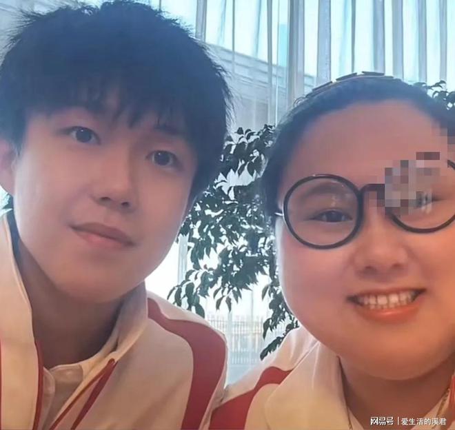 女粉丝看举重冠军视频被骂_举重冠军爆粗口_举重冠军骂人