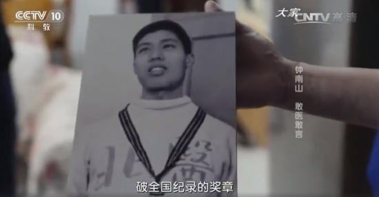 篮球技巧打勾手教学视频_勾手打篮球技巧_篮球如何勾手教学视频