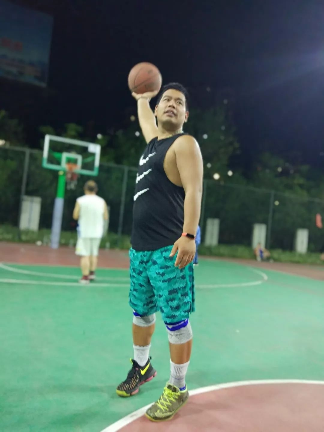 勾手打篮球技巧_篮球技巧打勾手怎么练_篮球勾手怎么打