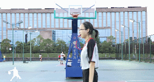 篮球赛犯规手势_篮球规则讲解犯规手势2加1_篮球犯规手势