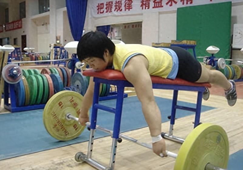 退役国外举重冠军训练多久_国外退役举重冠军训练_退役国外举重冠军训练视频
