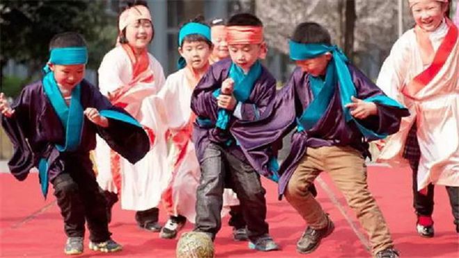 演变足球历史蹴鞠事件_蹴鞠和足球的演变历史_蹴鞠演变成足球