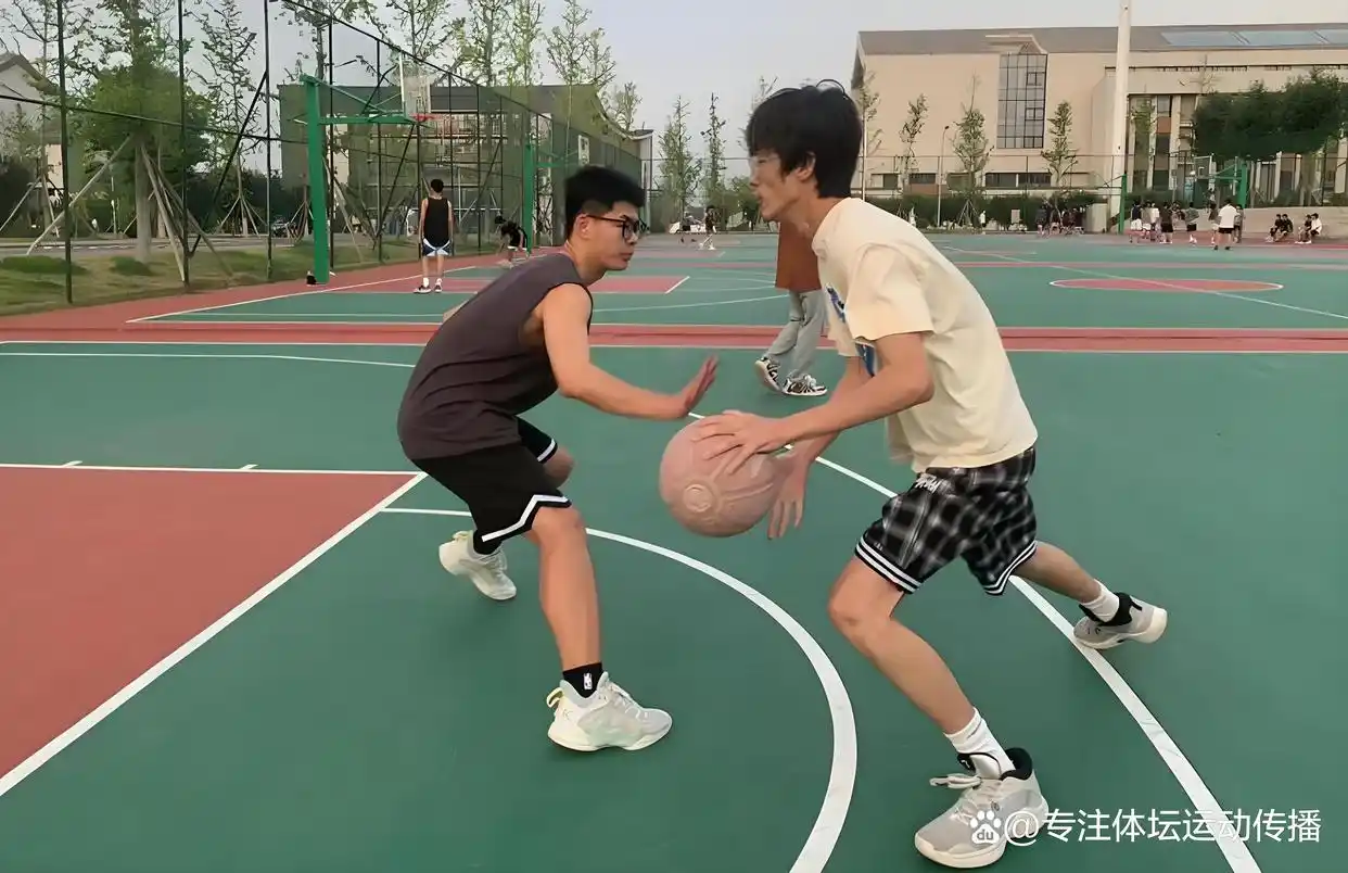 打篮球时两人单挑的规则_单挑打篮球的规则_篮球两个人单挑叫什么